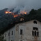 Fiamme e roghi sul Monte Barone, il terreno impervio e la caduta di pietre rendono difficile lo spegnimento Fiamme e roghi sul Monte Barone, il terreno impervio e la caduta di pietre rendono difficile lo spegnimento