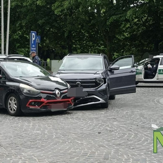 Biella, schianto in rotonda tra due auto