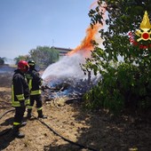 Nuovo rogo in Valsessera, Vigili del Fuoco al lavoro per domare le fiamme a Pray (foto di repertorio)