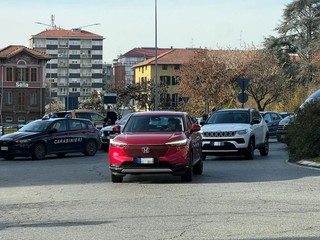 Sinistro stradale in Piazza Adua a Biella, traffico rallentato Sinistro stradale in Piazza Adua a Biella, traffico rallentato
