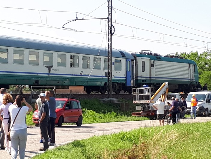 Incidente ferroviario a Caluso, autista del tir indagato per omicidio plurimo - Cronaca dal Nord Ovest