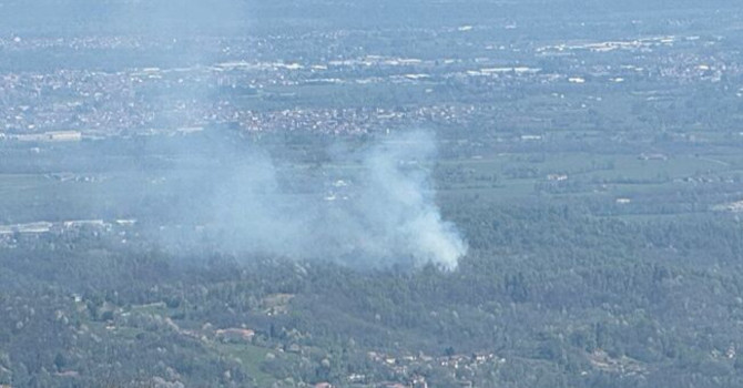 Domato l’incendio tra Camburzano e Mongrando, in azione anche l’elicottero