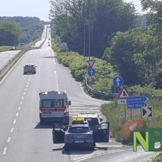 Auto nella boscaglia, persona alla guida soccorsa in Superstrada (foto di Mattia Baù per newsbiella.it)