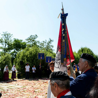 Le insegne ufficiali del Nucleo Biellese dell'Associazione Nazionale Brigata "Sassari" e dell'Istituto Nazionale per la Guardia d'Onore alle Reali Tombe del Pantheon accanto all'infiorata dedicata ai Caduti della Grande Guerra, all'interno dell'area monumentale di Nuraghe Chervu.