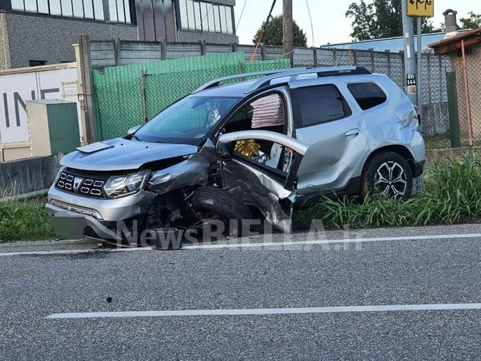 Scontro tra auto a Sandigliano, ci sono dei feriti (Foto di Angela Lobefaro in esclusiva per newsbiella.it.)