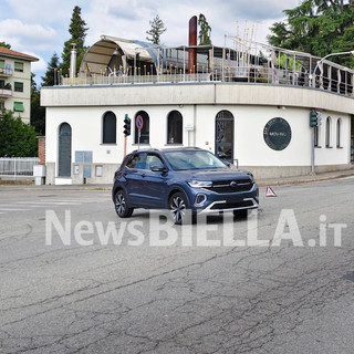 Biella, scontro tra mezzi al semaforo di Chiavazza