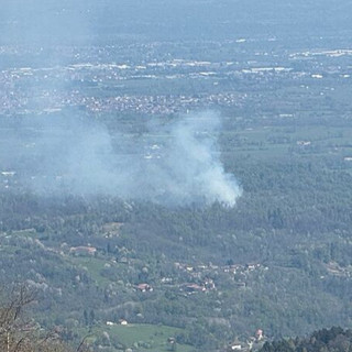Domato l’incendio tra Camburzano e Mongrando, in azione anche l’elicottero