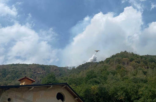 Incendio in alta Valsessera, massima attenzione al Cavallero: Canadair in azione vicino al Santuario FOTO e VIDEO Incendio in alta Valsessera, massima attenzione al Cavallero: Canadair in azione vicino al Santuario FOTO e VIDEO