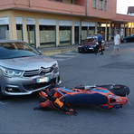 Biella, scontro fra mezzi: motociclista in ospedale Biella, scontro fra mezzi: motociclista in ospedale