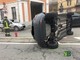 Biella - Scontro alla rotonda di via Serralunga: Lancia Ypsilon ribaltata, illeso il conducente