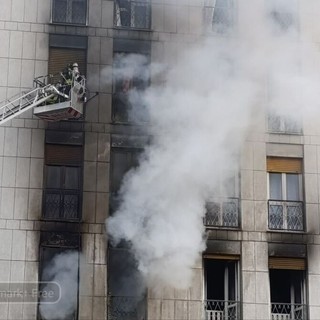 Vigliano, grave incendio al condominio vicino al Municipio: persone evacuate e via Milano chiusa (servizio di Mattia Baù per newsbiella.it)