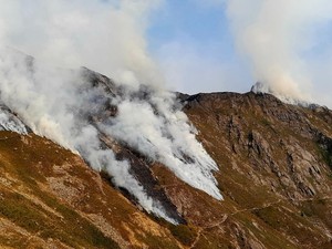 Non si fermano le fiamme sull’alta Valsessera, colpito anche il monte Gemevola (foto dalla pagina Facebook di Rifugio Monte Barone)