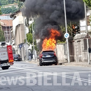 Biella, auto avvolta dalla fiamme in via Milano: Vigili del Fuoco a Chiavazza (servizio di Mattia Baù in esclusiva per Newsbiella.it.)
