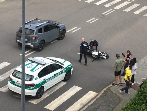 Auto contro moto in via Donato a Biella, in ospedale la persona alla guida del motociclo
