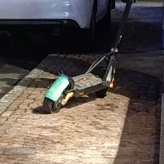 Valdengo, cade con il monopattino per evitare un'auto: ferito un giovane