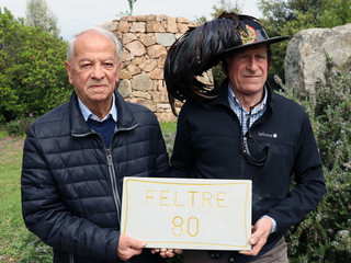 Giuliano Lusiani e Luigi Centa al “Nuraghe Chervu”, davanti al monumento dedicato alla Brigata “Sassari”, ai Caduti sardi e ai Caduti biellesi della Grande Guerra.