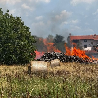 A fuoco catasta di legna ad Alice Castello, al lavoro anche Vigili del Fuoco di Biella e di Cossato