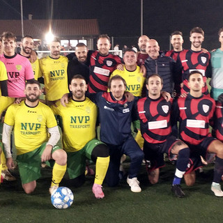 Le formazioni di Su Nuraghe Calcio Biella e NVP Oremo posano insieme prima del calcio d'inizio