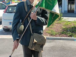 All'esame di terza media in uniforme storica: la passione di Ismael per la Seconda guerra mondiale All'esame di terza media in uniforme storica: la passione di Ismael per la Seconda guerra mondiale