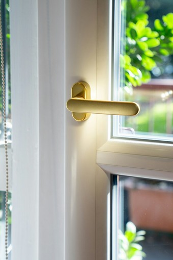 PVC, alluminio o legno? Come scegliere gli infissi senza fermarsi al materiale PVC, alluminio o legno? Come scegliere gli infissi senza fermarsi al materiale