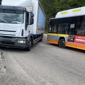 Code e rallentamenti al traffico a Valdilana per uno scontro tra pullman e camion FOTO
