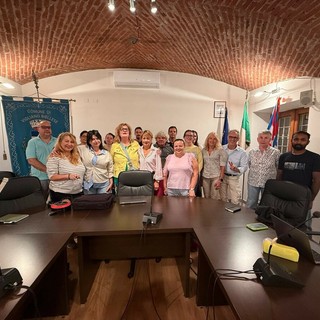 Il sindaco Cristina Vazzoler, la presidente dell'Auser Fausta Gallo e gli iscritti al corso (foto dal sito web del comune di Vigliano Biellese)