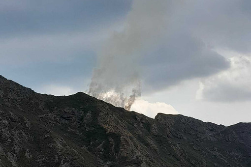 Fulmine scatena un incendio in Valsessera: fiamme ad alta quota sulla Punta delle Camosce