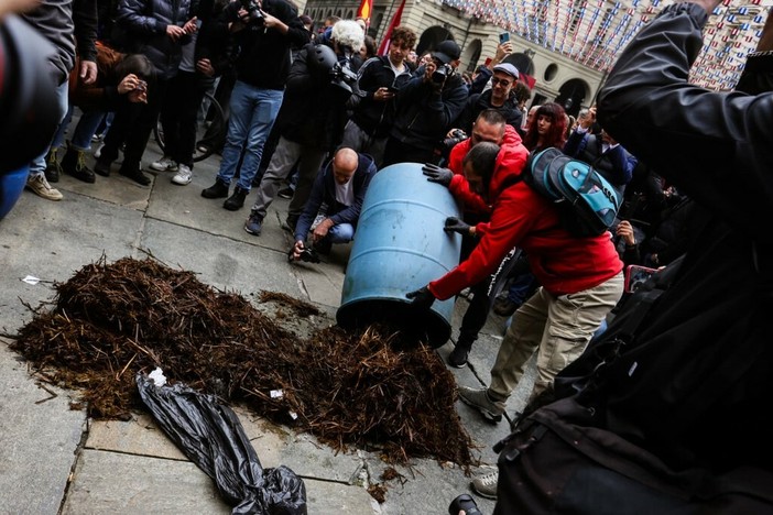 È il giorno dello sciopero generale: Torino torna in piazza dopo gli scontri, i lavoratori scaricano letame davanti al municipio È il giorno dello sciopero generale: Torino torna in piazza dopo gli scontri, i lavoratori scaricano letame davanti al municipio