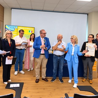 Nuovo riconoscimento per il poeta e autore biellese Stecchi con “Un battito di infinito Amore”, FOTO di Sara Chiara Strenta Nuovo riconoscimento per il poeta e autore biellese Stecchi con “Un battito di infinito Amore”, FOTO di Sara Chiara Strenta