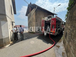 Muzzano, legnaia a fuoco, fiamme domate dai Vigili del Fuoco FOTO Massimo Giacobbe per newsbiella.it