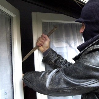 Furto a Candelo: forzano gli infissi e rovistano in casa
