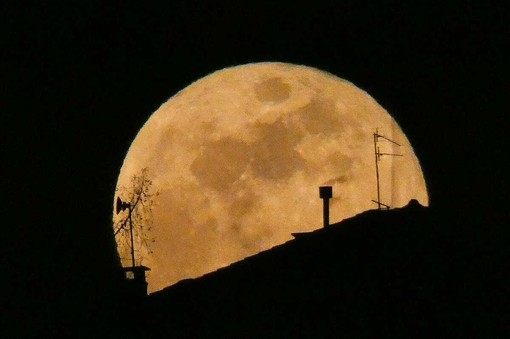 Luna piena nei cieli di Biella, gli scatti suggestivi di Paolo Rosazza Pela