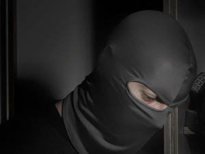 Ladri “arrampicatori” in azione a Cossato: colpo in via Paruzza e fuga col bottino