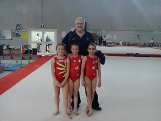 Sofia Boggia (prima a sinistra) con due ginnastine della Gym Aosta e il tecnico della Nazionale Azzurra Enrico Casella Sofia Boggia (prima a sinistra) con due ginnastine della Gym Aosta e il tecnico della Nazionale Azzurra Enrico Casella