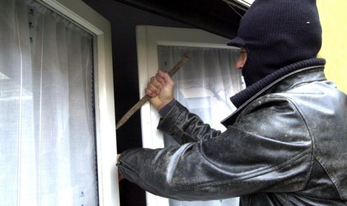Furto a Candelo: forzano gli infissi e rovistano in casa Furto a Candelo: forzano gli infissi e rovistano in casa