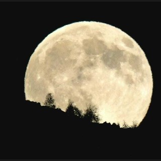 La “Luna del Cacciatore” nei cieli biellesi, lo scatto di Paolo Rosazza Pela