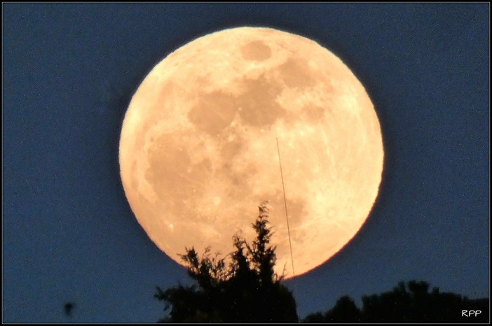 Luna Rosa nei cieli di Biella, gli scatti di Paolo Rosazza Pela