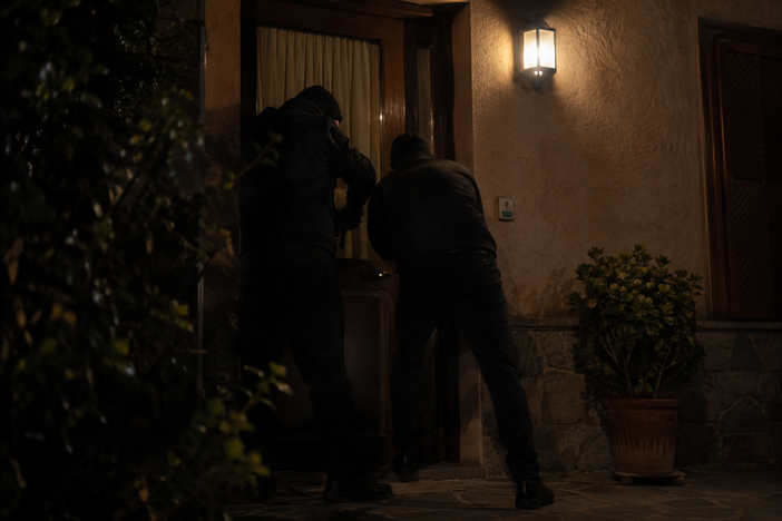 Bivacchi nei boschi, auto sospette nella notte e tentate intrusioni in casa: a Ronco residenti lanciano l’allarme: “Crediamo siano spacciatori” (foto generata dall'IA) Bivacchi nei boschi, auto sospette nella notte e tentate intrusioni in casa: a Ronco residenti lanciano l’allarme: “Crediamo siano spacciatori” (foto generata dall'IA)