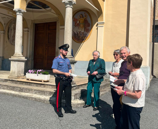 Carabinieri, incontro con i fedeli sul sagrato della chiesa: distribuito in Valsessera il vademecum contro le truffe Carabinieri, incontro con i fedeli sul sagrato della chiesa: distribuito in Valsessera il vademecum contro le truffe