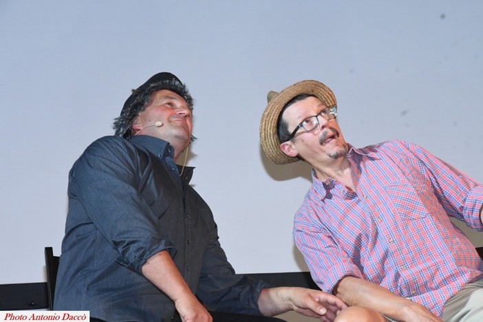 Graglia, teatro esaurito per “La Luna an tal sac”: Paolino conquista il pubblico