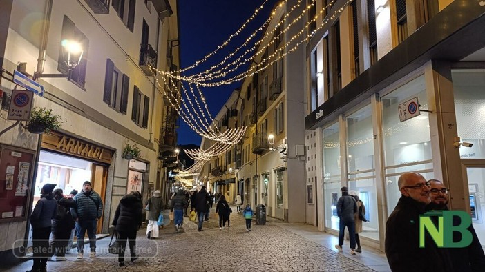 Via Italia: illuminazione natalizia a metà