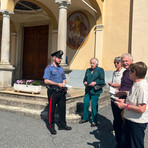Carabinieri, incontro con i fedeli sul sagrato della chiesa: distribuito in Valsessera il vademecum contro le truffe