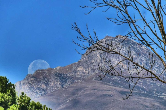 Luna gibbosa al Mucrone, lo scatto di Paolo Rosazza Pela