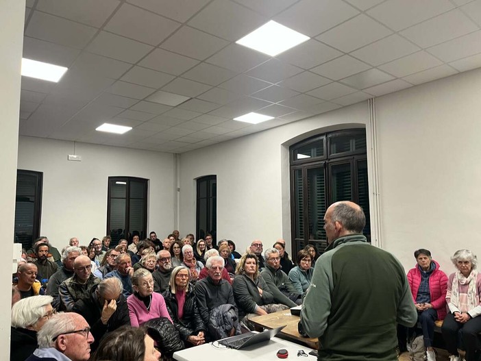 Interesse e folta partecipazione a Campiglia per la serata sul lupo