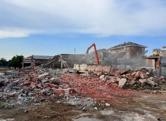 Biella, al via la demolizione dell'ex palazzina ATAP: prende forma il futuro del nuovo polo scolastico