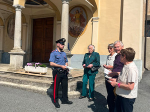 Carabinieri, incontro con i fedeli sul sagrato della chiesa: distribuito in Valsessera il vademecum contro le truffe Carabinieri, incontro con i fedeli sul sagrato della chiesa: distribuito in Valsessera il vademecum contro le truffe