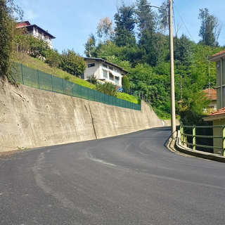 Valdilana, proseguono i lavori: ora c'è un nuovo manto stradale (foto dalla pagina Facebook di comune di Valdilana)