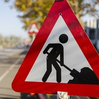 Lavori sulle barriere stradali, senso unico alternato fra Sostegno e Pray