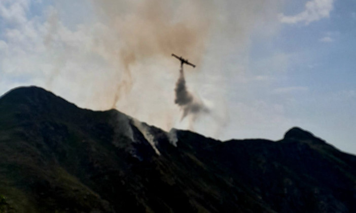 Incendio in Valsessera, entra in campo il Canadair: prosegue la lotta contro le fiamme (foto e video dalla pagina Facebook di Rifugio Monte Barone) Incendio in Valsessera, entra in campo il Canadair: prosegue la lotta contro le fiamme (foto e video dalla pagina Facebook di Rifugio Monte Barone)