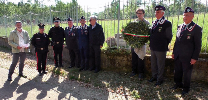 Nell’immagine, un momento della cerimonia davanti al cippo dedicato ad Antonio Lepori